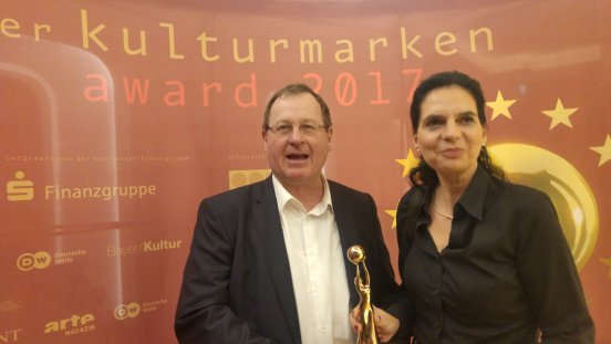 37_Foto Kirchner und Jesse mit Kulturmarken Award.jpg