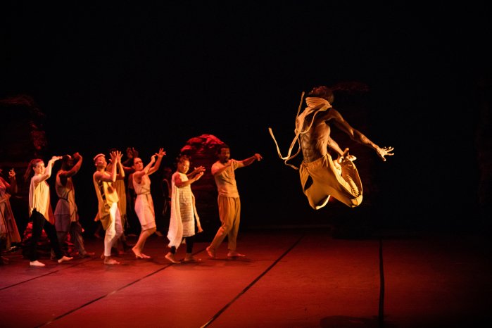 Kirina Faso Danse Theatre Foto Sophie Garcia (2).jpg