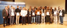 Die Handwerkskammer Mannheim Rhein-Neckar-Odenwald zeichnete 15 Handwerksbetriebe für ihre außerordentlichen Leistungen im Bereich der Ausbildung aus. Kammerpräsident Klaus Hofmann und Hauptgeschäftsführer Jens Brandt überreichten den Vertretern Urkunden und Stelen (Foto: Handwerkskammer)