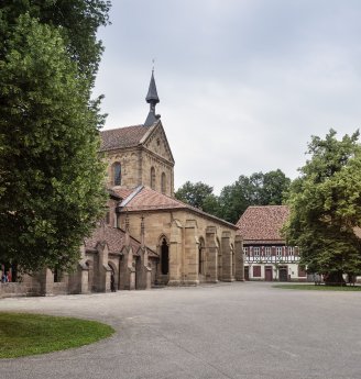 27_maulbronn_aussen_klosterhof-mit-kirche_foto-guenther-bayerl_ssg-pressebild.jpg