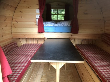 Wohnfass-innen-Tisch+Baenke.JPEG