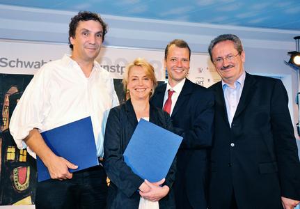 Ehrenpreisträger und Intendant des Volkstheaters, Christian Stückl (li.) nimmt zusammen mit Schauspielerin Gisela Schneeberger und Monopol-Kino Inhaber Christian Pfeil die Preise von Oberbürgermeister Christian Ude (re.) entgegen
