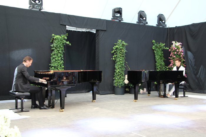 057_1_Paul Cibis und Andreas Kern begeistern mit ihrem „Piano-Battle“ die Gartenschau-Besuc.JPG
