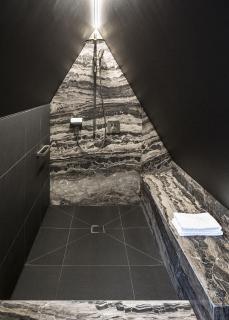 Für die Bäder, die ganz im Zeichen der von urbaner Eleganz geprägten Atmosphäre des De Gulde Schoens stehen, entschieden sich die Hoteliers für Produkte der Kollektion AXOR Citterio E / De Gulde Schoen / Frederic Vercruysse