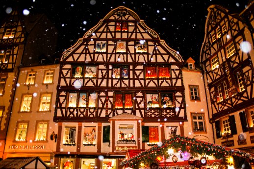 Veranstaltung_Weihnachtsmarkt_2019_Nacht_Marktplatz_Schnee_Winter_Adler_Apotheke_Fachwerk_Bernka.jpg
