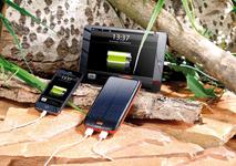 revolt Solar-Powerbank mit 10.000 mAh, Ladestand-Anzeige und 2x USB