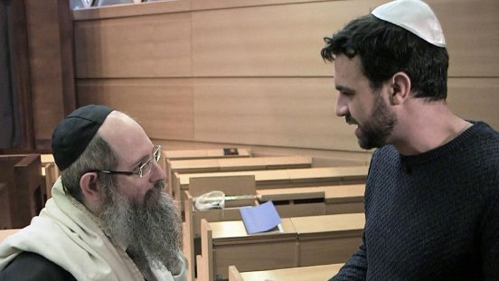 Steffen König und Rabbi Shneur Trebnik diskutieren, welchen Stellenwert Gerechtigkeit im Ju.jpg