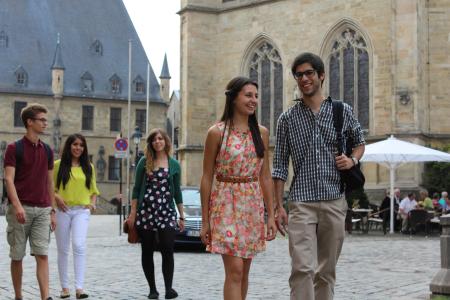 Fühlen sich wohl in der Friedensstadt: Die Studierenden der Osnabrücker Hochschulen können sich vorstellen, auch nach dem Studium in der Region zu bleiben / Foto: Hochschule Osnabrück