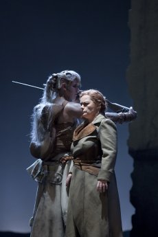 Die_Walkuere_Oper_Leipzig_Premiere_07.12.2013_Grane_und_Bruennhilde_Foto_Tom_Schulze.JPG