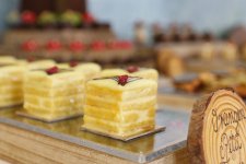 Ein ganzes Schaufenster voll Köstlichkeiten. Bei der Konditoren-Meisterprüfung wird viel erwartet und geleistet