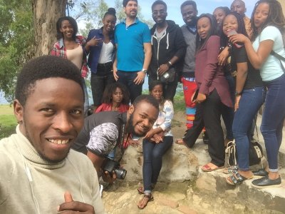 Mitglieder des Jugendtheater-Ensembles "BADILIKA" aus Burundi, Ruanda und der Demokratischen Republik Kongo zusammen mit David Fechner, Friedensfachkraft der VEM. (Foto: D. Fechner)