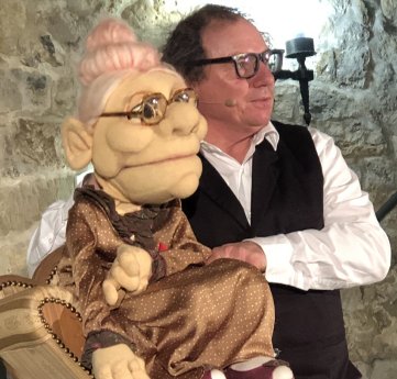 Peter Leonhard als Bauchredner.jpg