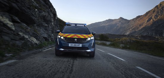 PEUGEOT_3008PHEV_2022_GENDARMERIE_02.jpg