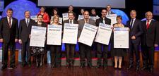 Stolz präsentierten sich die 12 besten Jungmeisterinnen und Jungmeister des Jahres 2011 zusammen mit Vizepräsident Martin Sättele (links) und Vizepräsident Alois Jöst (2.v.li.), Holger Schwannecke (2.v.re.), Generalsekretär des Zentralverbandes des Deutschen Handwerks sowie Präsident Walter Tschischka (rechts)