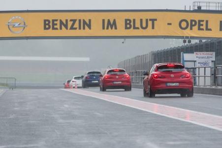 Mit dem Branding der Brücke über die Start-/Zielgerade der Rennstrecke in Oschersleben überraschte das Rüsselsheimer Unternehmen seine Fans: "Benzin im Blut - Opel im Herzen"