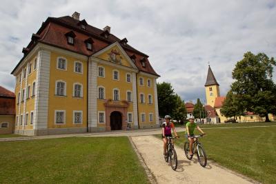 Radler vor dem Hammerschloss in Theuern /Stefan Gruber