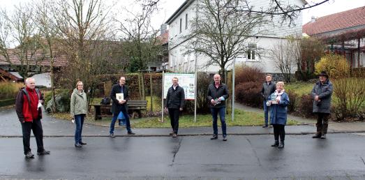 Erster Kreisbeigeordneter Dr. Jens Mischak (Mitte) und Freiensteinaus Bürgermeister Sascha Spielberger (links von Mischak) freuen sich gemeinsam mit allen Beteiligten über die neuen Wanderwege in der Gemeinde, Foto: Vogelsbergkreis