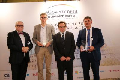 (v. li.) Henning Lühr (Staatsrat in Bremen), Preisträger des Innovation Awards Martin Hagen, Manfred Klein (Chefredakteur "eGovernment Computing") und "eGovernment CIO des Jahres" Thomas Popp (CIO Freistaat Sachsen) / Foto: Vera Nicolic