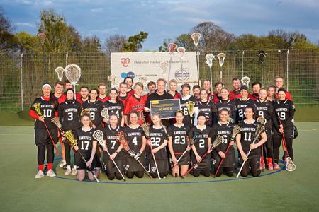Alexander Bahlmann überreicht einen Scheck über 10.000 EUR an die Lacrosse-Sparte des Deutschen Hockey-Club Hannover