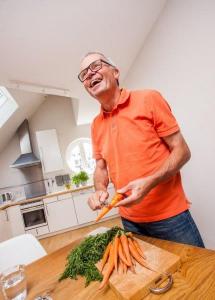 Beobachten ist ein Teil des Ergotherapeutischen Assessments, das Aufschluss darüber gibt, wie Handlungen im Alltag funktionieren, an welcher Stelle im Prozess es ‚hakt‘ und in welcher Qualität der Patient die Aktivität ausführen kann (© DVE/ Janine Metzger)