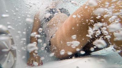 Die Hydromassage in einem Whirlpool kombiniert die positiven Effekte von Wasser, Wärme und Massagen.