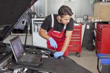 Nach wie vor belegt den Spitzenplatz in der Liste der beliebtesten Ausbildungsberufe der/die Kraftfahrzeugmechatroniker*in. 