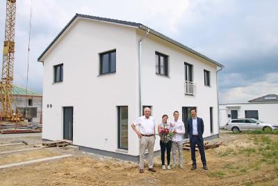 Gemeinsam mit Vertriebsleiter Daniel Liehner übergibt Hans Weber das Einfamilienhaus an das glückliche Paar. v.l.: Hans Weber, Melanie und Robert Wackenhut mit Töchterchen, Daniel Liehner