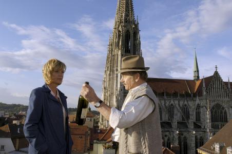 Kommissarin Lucas (Ulrike Kriener) und ihr Vermieter Max (Tilo Prückner) in Regensburg. Bereits seit 15 Jahren ist die mittelalterliche Regensburger Altstadt mit dem Dom, ihren unzähligen Gassen und der Steinernen Donaubrücke Kulisse für das Format. Foto: obx-news/ZDF/Thomas R. Schumann
