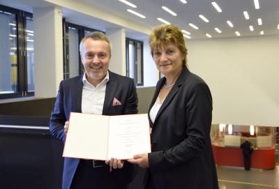 Prof. Dr. Lars Büttner und Kanzlerin Christiane Claus bei der Übergabe der Ernennungsurkunde, Foto: Hochschule Bremen / Sascha Peschke