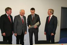 Wirtschaftsminister Dr. Nils Schmid überreicht den Bewilligungsbescheid an Kammerpräsident Walter Tschischka (2. von links) sowie die Vizepräsidenten Alois Jöst (rechts) und Martin Sättele (links)