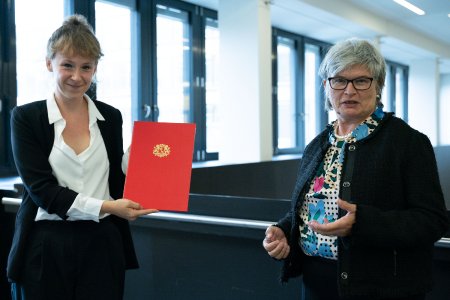 Prof. Dr. Jana Molle mit Rektorin Prof. Dr. Karin Luckey anlässlich der Übergabe der Ernennungsurkunde, Foto: Hochschule Bremen / Thomas Ferstl
