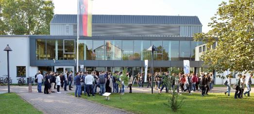 Während der Hochschulkontaktmesse ist immer Leben auf dem Campus / Foto/Uwe Feuerbach