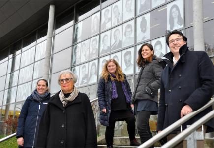 Inside-out (v.l.): Anna Lena Paape (BioMedTec Management GmbH), Uni-Präsidentin Prof. Gabriele Gillessen-Kaesbach, Fotografin Anja Doehring, TH-Präsidentin Dr. Muriel Helbig und Prof. Rico Gubler, Präsident der MHL, Foto (THL)