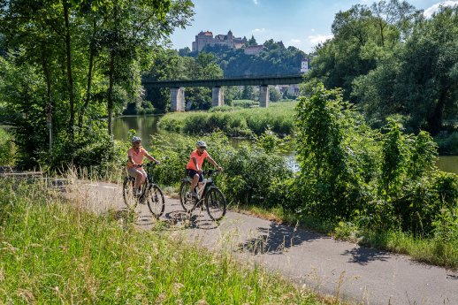 Harburg_Radfahren_an_der_Wörnitz_Burgblick__Semsch___1_.jpg