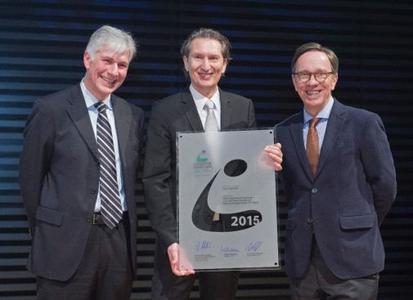Preisverleihung in Leipzig: Jury-Chef Prof. Dr. Wolfgang Stölzle (links) und VDA-Vorsitzender Matthias Wissmann (rechts) überreichen Michael Scholl, Director Supply Chain bei Opel, den "VDA-Logistik-Award 2015"