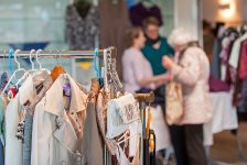 Indoorflohmarkt in den Seelandhallen Achtern Diek und in der
Tennishalle