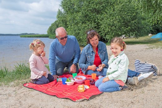 Picknick mit Großeltern am See (c) Tourismusverband Lausitzer Seenland, Nada Quenzel.jpg