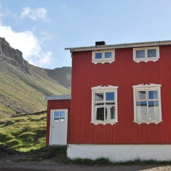 0002-package-iceland-house.jpg
