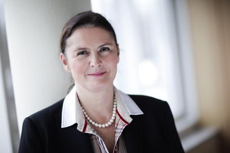 Prof. Dr. Andrea Meurer belegte auch 2015 in der FOCUS-Liste der besten Ärzte Deutschlands im Fachbereich Hüftchirurgie einen Spitzenplatz. Die von Prof. Dr. Meurer geleitete Orthopädische Universitätsklinik Friedrichsheim in Frankfurt wurde als eines der zwölf besten Therapiezentren für Endoprothektik, also den Gelenkersatz, eingestuft. Foto: Orthopädische Universitätsklinik Friedrichsheim