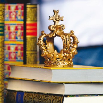 Krone auf Buch
