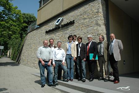 Als besonderer Gast und Referent wurde der Osnabrücker Ernst Schwanhold
(3.v.r.), ehemaliger Wirtschaftsminister von NRW, auf der
Alumni-Veranstaltung begrüßt