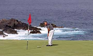 Abschlag mit Meerblick Golfer kommen auf dem Gruen in Buenavista auf ihre Kosten Homepage.JPG