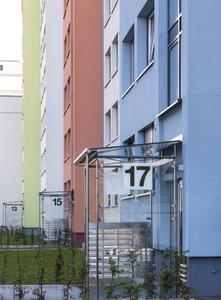 Markant und gut sichtbar sind die Eingangssituationen gestaltet. Durch die wechselnden Farbakzente der vorspringenden Fassadenflächen ergibt sich eine lebendige Perspektive, Foto: Caparol Farben Lacke Bautenschutz