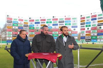 "Wir haben als Familienunternehmen eine gesellschaftliche Verantwortung, gerade hier in der Region Hannover. Daher haben wir uns entscheiden, als Hauptsponsor von Hannover 96 zum nächsten Spiel die Trikotbrust freizumachen und so der "Stoppt Mobbing"-Initiative von Carsten Stahl eine große Bühne in der Bundesliga zu bieten. Auch Hannover 96 unterstützt die Kampagne "Gemeinsam massiv gegen Mobbing", erläuterte Dr. Helge Mensching (re.), Geschäftsführer von Heinz von Heiden, an der Seite von 96-Ma