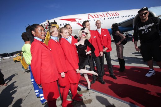 Ankunft der Life Ball Gäste in Wien, Amanda Lepore, Austrian Airlines Crew.jpg