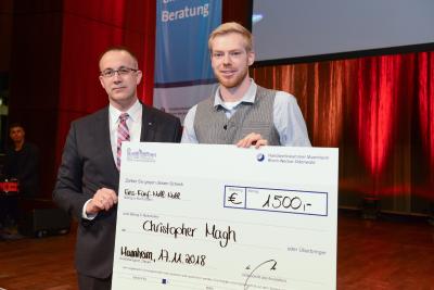 Matthias Kreibich (links), Vorstandssprecher der Inter-Versicherungsgruppe, bei der Übergabe des Schecks an den besten Meister aus einem innovativen Handwerk, Schreinermeister Christopher Magh (rechts) / Quelle: Rittelmann