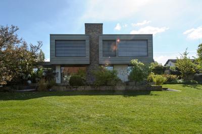 Architektur im Stil der Zeit: Die Aufstockung schließt nach oben mit einem modernen Flachdach ab. Architektonische Anklänge an den Bauhausstil sind unverkennbar. Bild: Elli Bezensek für BAUART THIELE, Bad Lippspringe; www.bauart-thiele.de