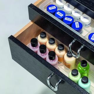 Sortiereinsatz mit verschiedenen Beauty und Wellnesartikeln in einer Schublade, die so schön und ordentlich aufbewahrt werden können.