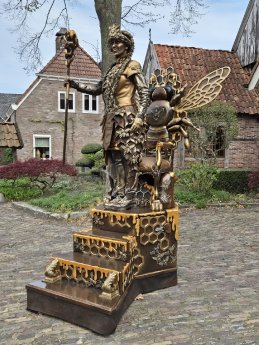 “De bijenkoningin” (Niederlande) Erna Wissink.jpg