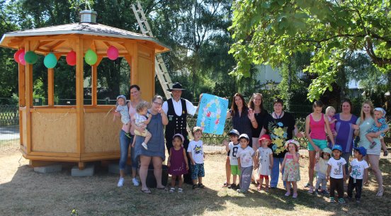 Gruppenfoto Hr. Zink, Erzieherinnen und Kinder.JPG